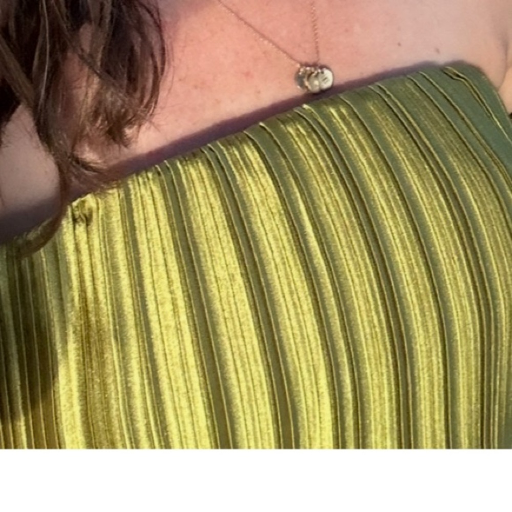 Elegant Green Off-Shoulder Dress - Picture 5 of 5